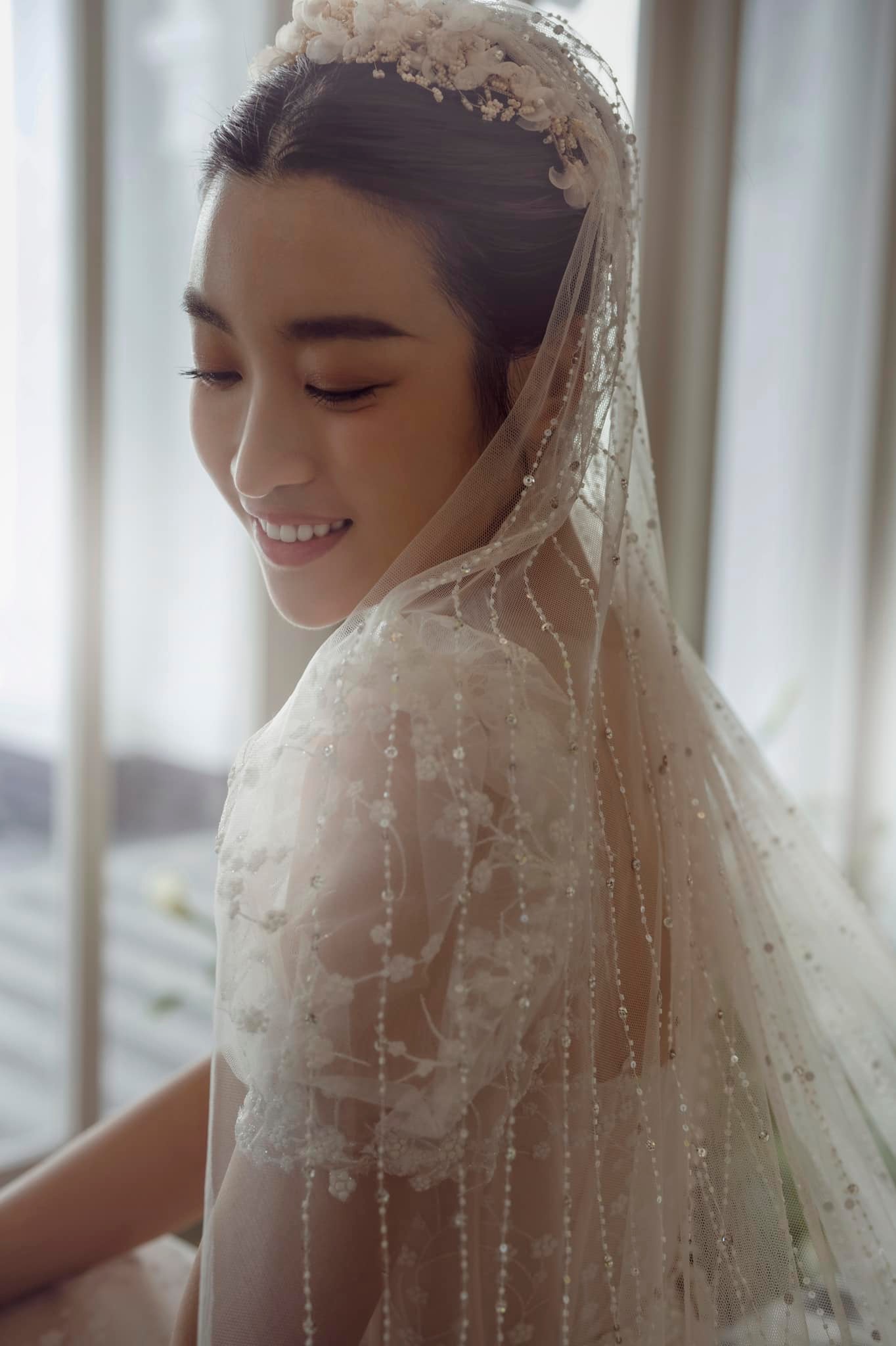 Khoe sắc với váy cưới hở lưng cuốn hút và quyến rũ
