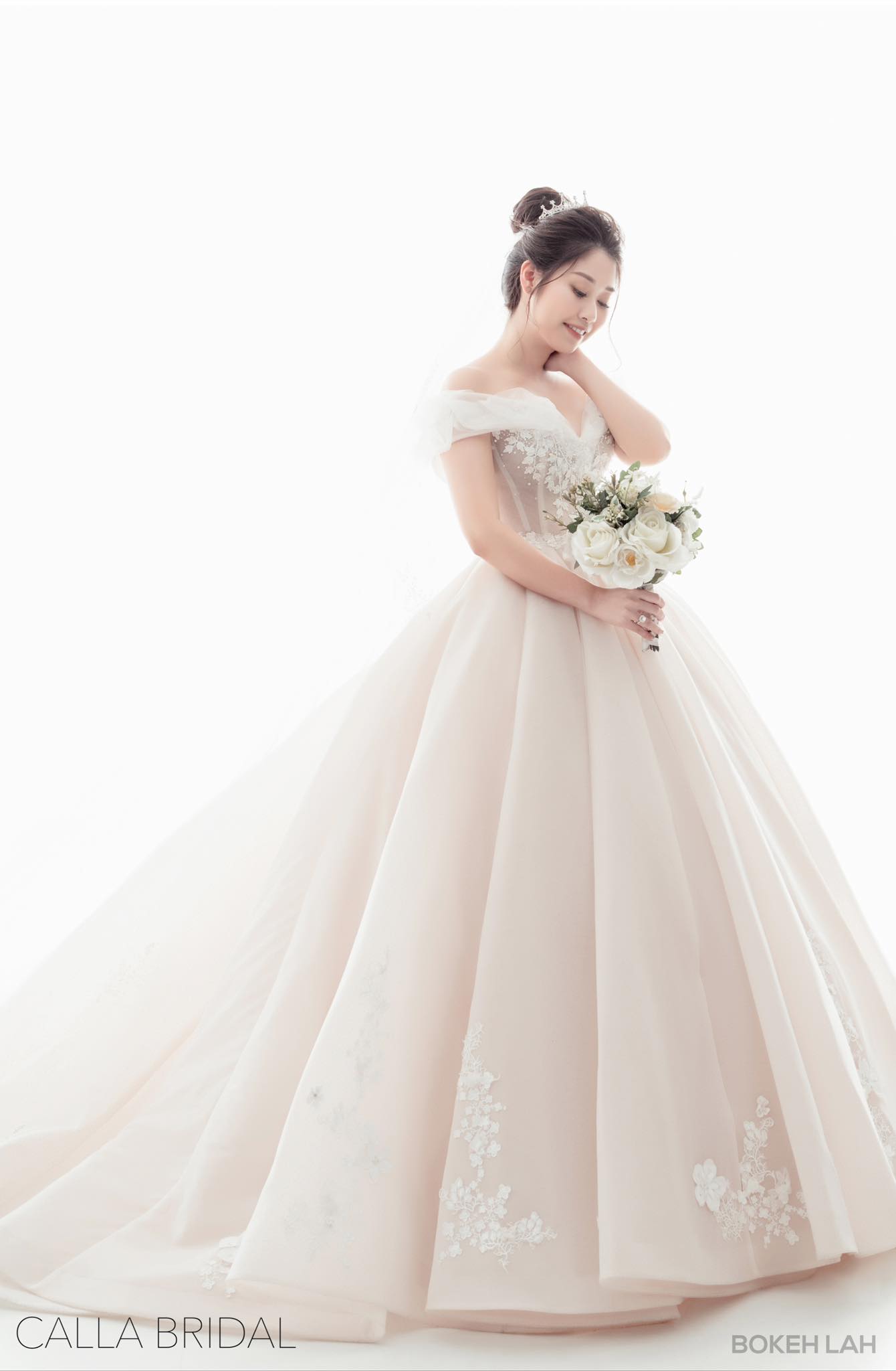 10 mẫu váy cưới trễ vai thời thượng, cuốn hút và sang trọng
