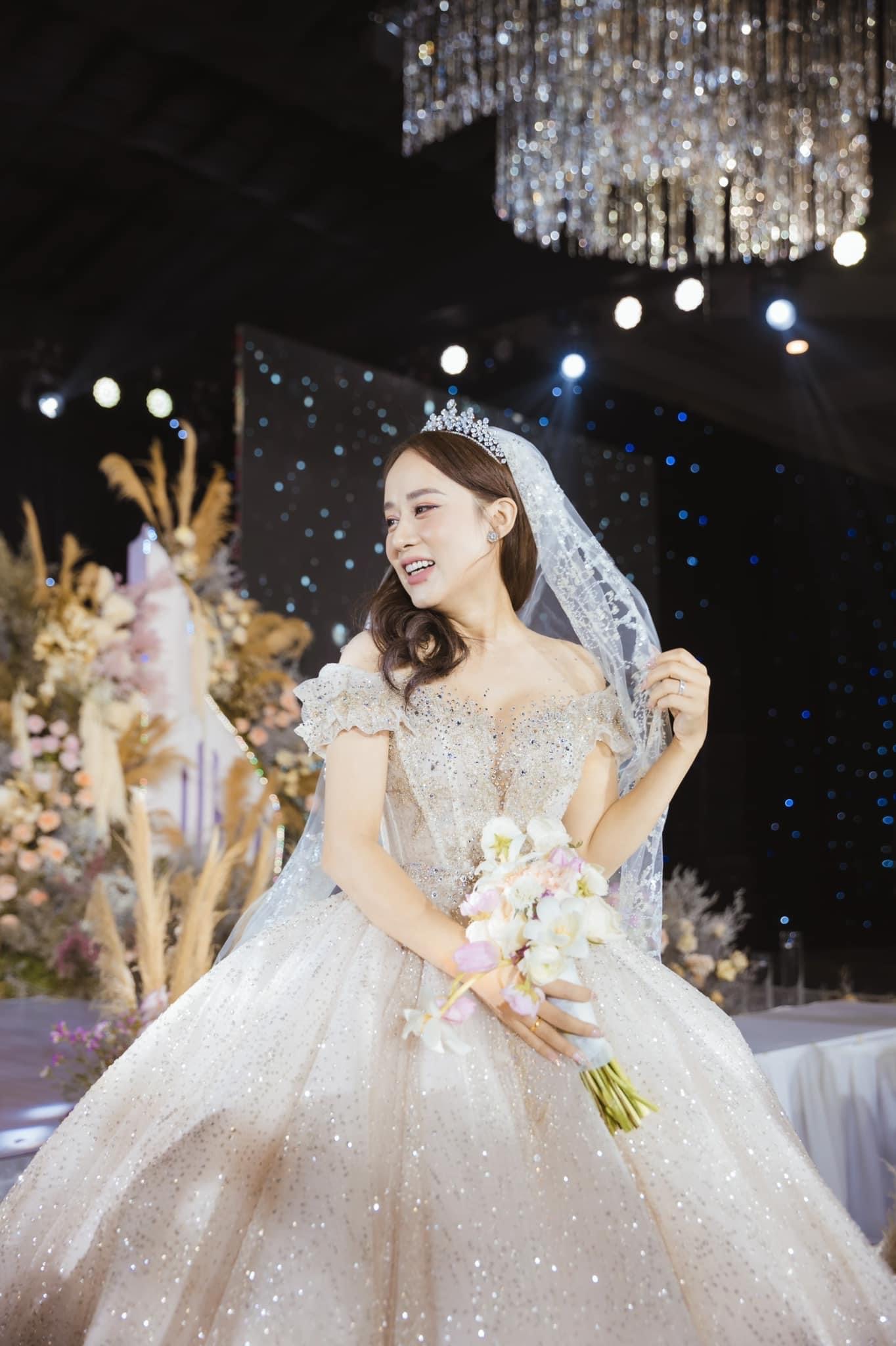 TOP MẪU VÁY CƯỚI CÔNG CHÚA LỘNG LẪY VÀ SANG TRỌNG
