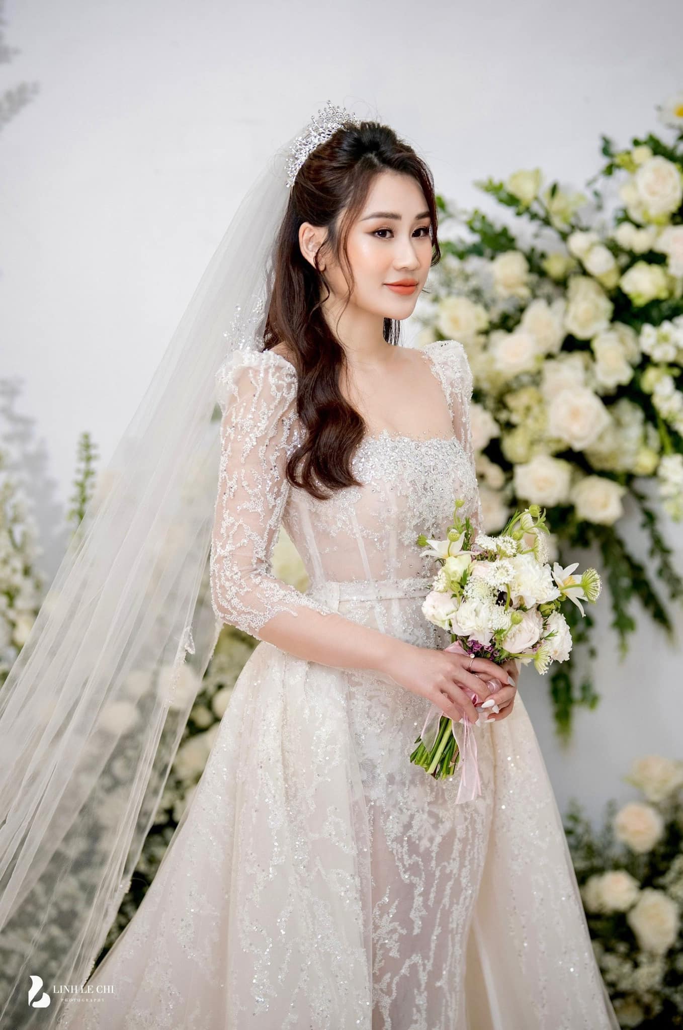 5+ mẫu Váy cưới cổ vuông: Sự kết hợp hoàn hảo giữa cổ điển và hiện đại