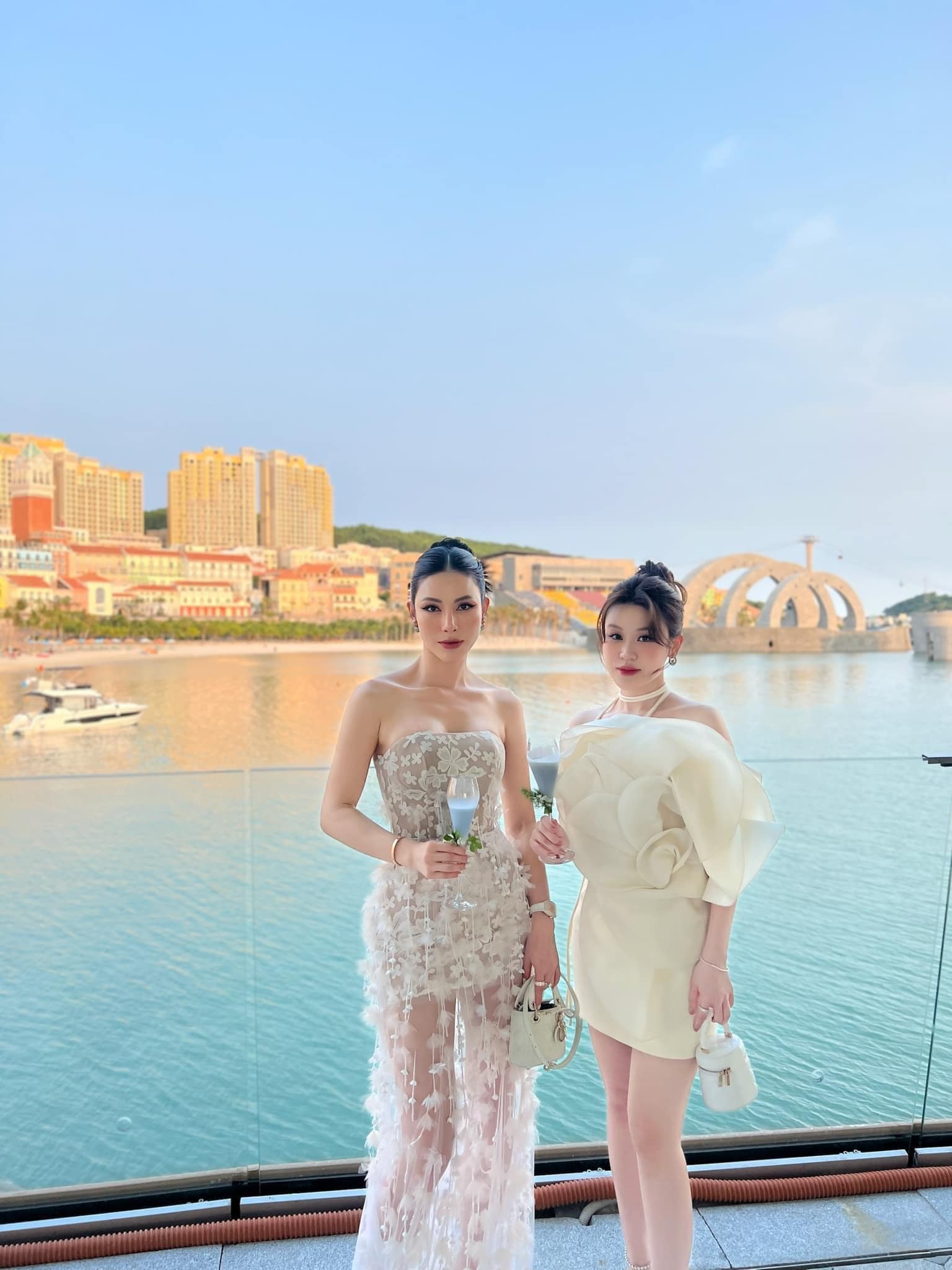 Gợi ý cách chọn váy dự tiệc cưới lịch sự và sang trọng 2023