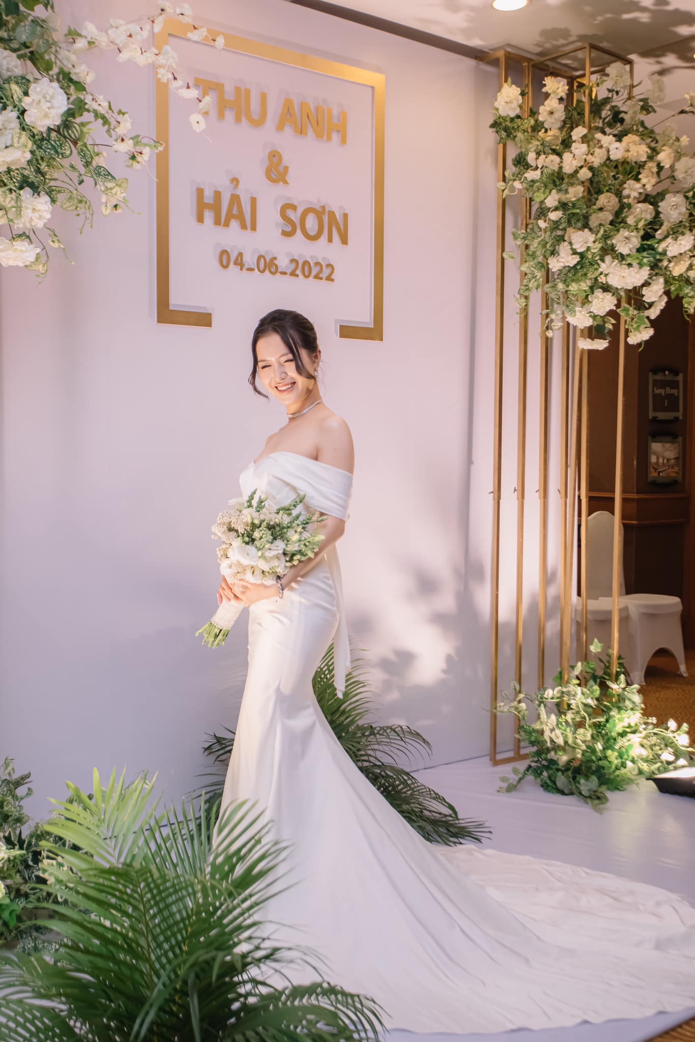 10 mẫu váy cưới trơn hiện đại mà sang trọng cho cô dâu