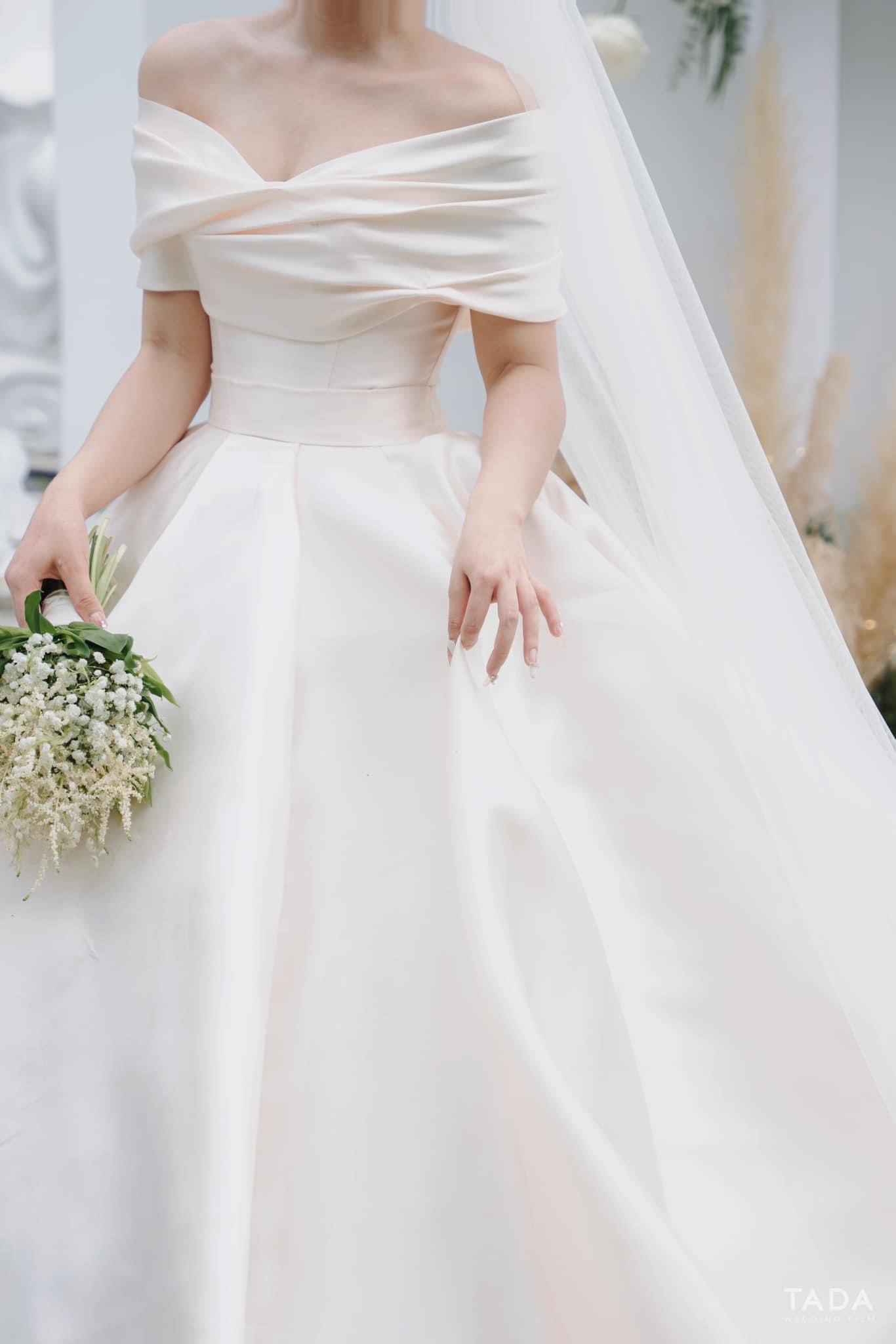 10 mẫu váy cưới trơn hiện đại mà sang trọng cho cô dâu