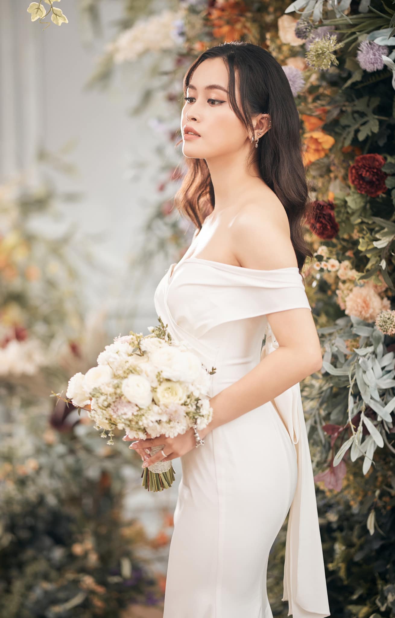 10 mẫu váy cưới trơn hiện đại mà sang trọng cho cô dâu